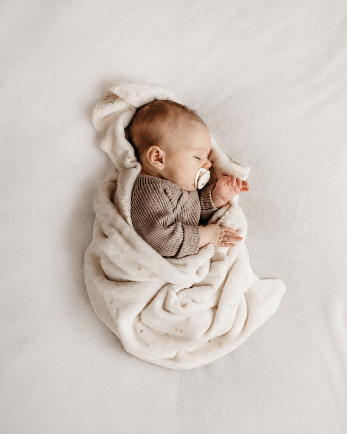 newborn photography Leeds at-home baby session by Noura Studio
